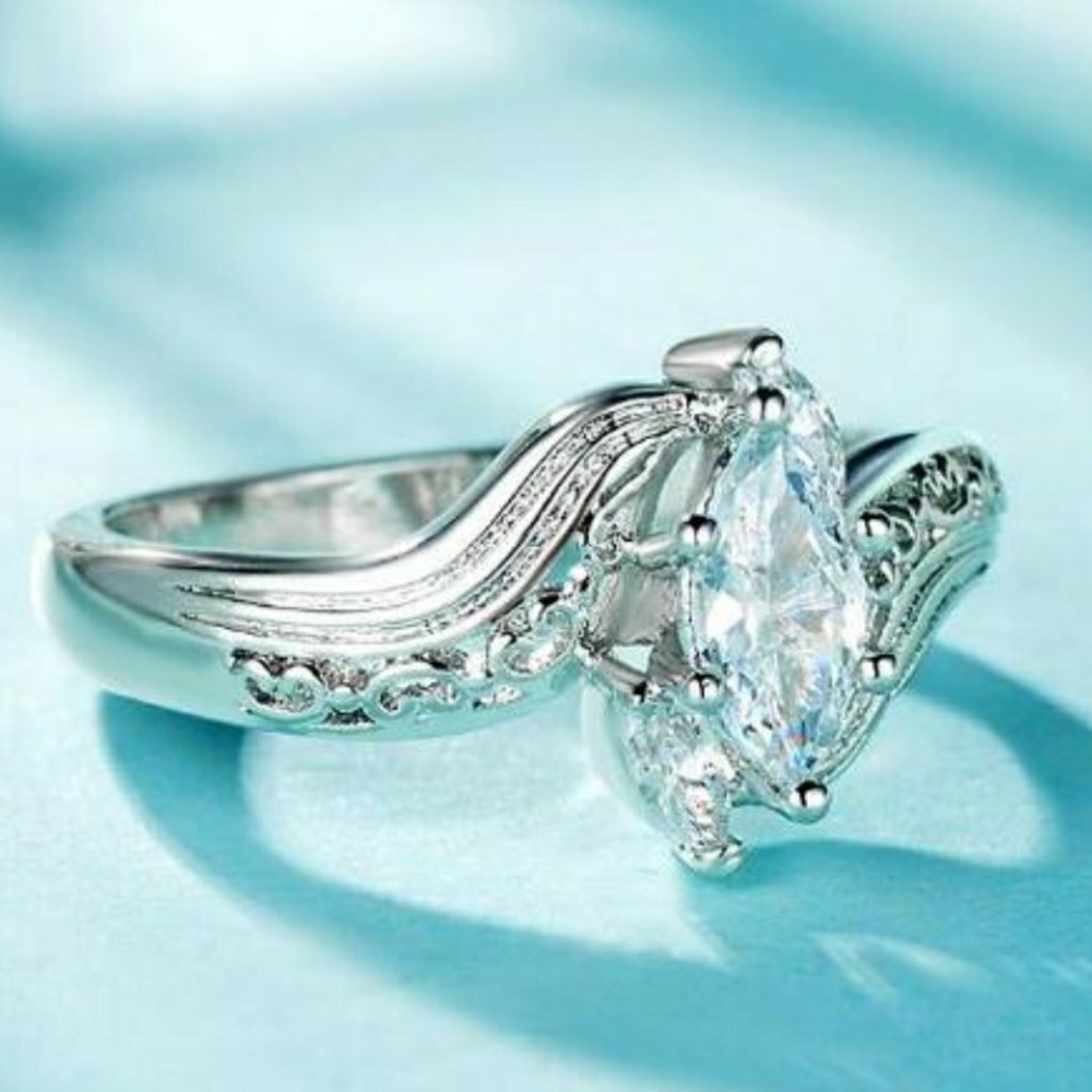 Retro Clear Horse Eye Ring